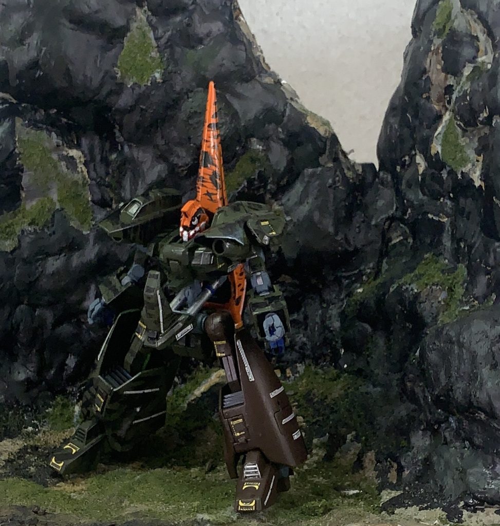 そして、このためだけに作ったとしか思えない割と昔からあるジオラマでお写真をとりました。本当に迷彩してるから、デカールないとむしろ詰むやつでした