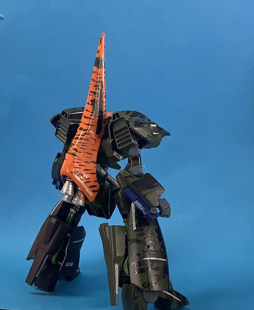 デカールはエディオンのものを使用しました。大型なのでキットとの相性もよかったです。