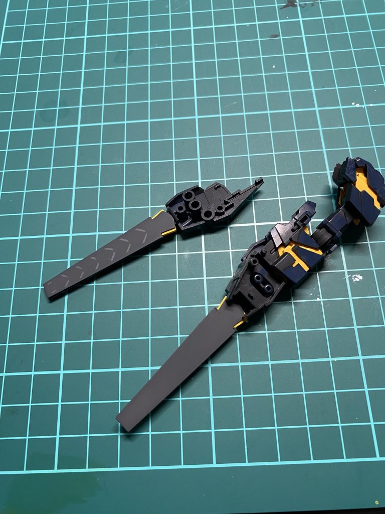 アームドアーマーBSの内側もプラ板貼り付け。横着して片側にしかディティール入れてませんw