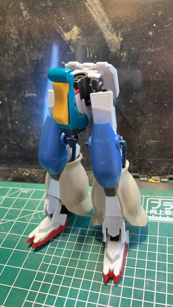 製作工程脚の制作から… ジャンクパーツBOXから引っ張ってきたパーツでそれっぽく組んでいく。