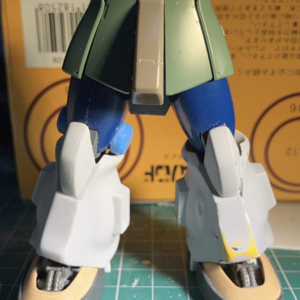 1stガンダムの史実を元に、オリジナルのショートストーリーを作ってみました。その中で登場する旧ザクの改修機を製作中です。　　　　　　　　暖かい目で見て頂けますと幸いです。 前編-オデッサ最終防衛戦線-　U.C.007911月9日、連邦軍の猛攻によりオデッサ陥落。基地司令官マ・クベ大佐はオデッサを放棄、陥落直前に宇宙へと脱出。11月10日連邦軍は臨戦態勢から警戒態勢へ移行、残敵の掃討作戦を実施。　　　　　　　　　　　連邦軍の猛攻により敗走を余儀なくされたジオン兵の、歴史の片隅に起きた出来事である。そこには宇宙へ帰る為の闘いがあった。11月15日、荒野に吹き荒む土埃の中、廃品回収を生業にしているイヴァンは廃工場裏の倉庫で敗走中のジオン兵のザクⅡ の修理をしていた。3日後極秘裏に打ち上げられる脱出シャトルの存在を伝えながら、兵士達の心に炎を灯し続けていた。　　修理を終えたザクの兵士を見送り。彼は今日も荒野に散らばる廃棄されたMSのパーツをクレーン車で回収し回り、修理や補給を求めるジオン兵の脱出、あるいは最後の闘いへの手助けをしていた。未だに緩むことのない連邦の残党掃討作戦へのいとわしさを感じながら……。夕刻、冷え込む夜にたまらず上着を羽織ったイヴァンの元に現れたのは両脚のスラスターが焼きついた旧ザクだった。コックピットハッチが開いて出てきたパイロットは