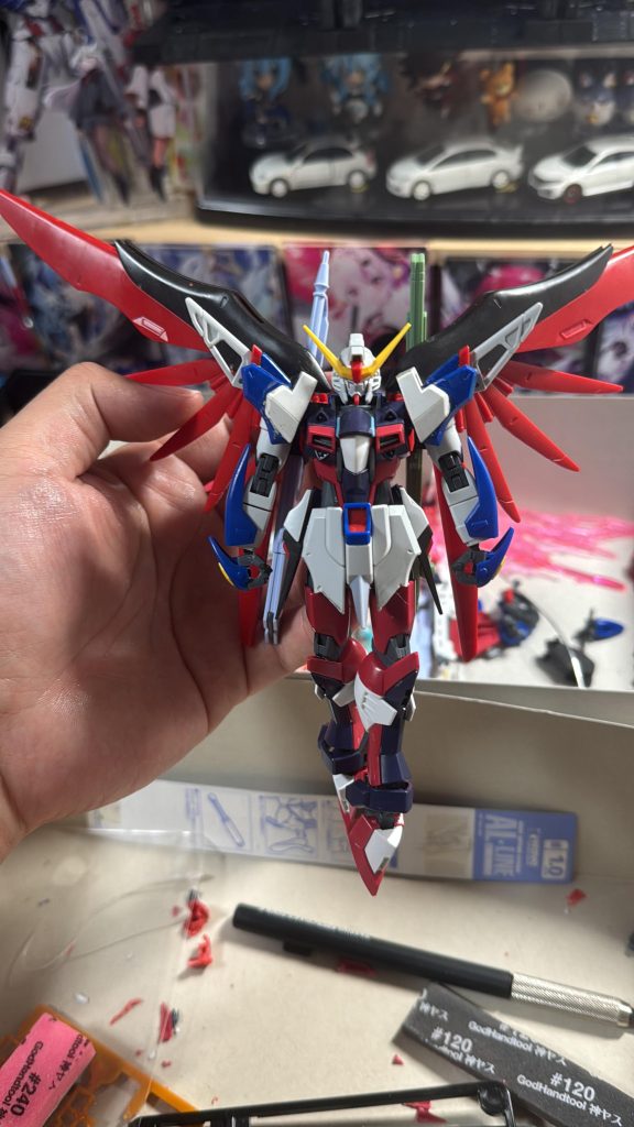 なのでイモータルジャスティスの胴体とデスティニーの胴体を加工してくっつけました。それと同時にイモータルジャスティスから股関節パーツを拝借してデスティニーのものと合体結果、デスティニーの固定の股軸が稼働するようになって脚を重ねることが可能に。