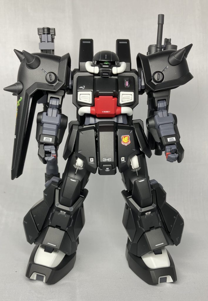 フロントモノアイ部分は開口してHアイズを埋め込みましたが、スパイクを尖らせることさえサボりました💦