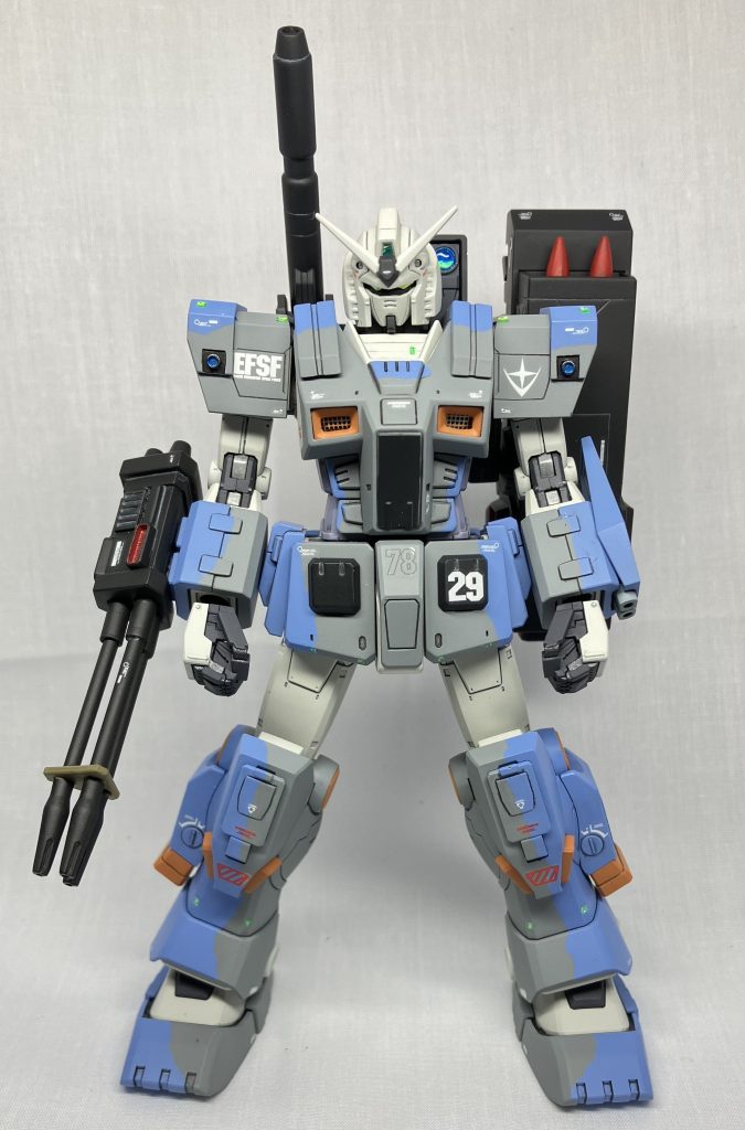 アーマー装着三連装ビームライフルとバックパックのミサイル発射管はスクラッチです！左腕シールドは無理くりビームサーベルを仕込みました💦