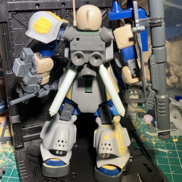 1stガンダムの史実を元に、オリジナルのショートストーリーを作ってみました。その中で登場する旧ザクの改修機を製作中です。　　　　　　　　暖かい目で見て頂けますと幸いです。 前編-オデッサ最終防衛戦線-　U.C.007911月9日、連邦軍の猛攻によりオデッサ陥落。基地司令官マ・クベ大佐はオデッサを放棄、陥落直前に宇宙へと脱出。11月10日連邦軍は臨戦態勢から警戒態勢へ移行、残敵の掃討作戦を実施。　　　　　　　　　　　連邦軍の猛攻により敗走を余儀なくされたジオン兵の、歴史の片隅に起きた出来事である。そこには宇宙へ帰る為の闘いがあった。11月15日、荒野に吹き荒む土埃の中、廃品回収を生業にしているイヴァンは廃工場裏の倉庫で敗走中のジオン兵のザクⅡ の修理をしていた。3日後極秘裏に打ち上げられる脱出シャトルの存在を伝えながら、兵士達の心に炎を灯し続けていた。　　修理を終えたザクの兵士を見送り。彼は今日も荒野に散らばる廃棄されたMSのパーツをクレーン車で回収し回り、修理や補給を求めるジオン兵の脱出、あるいは最後の闘いへの手助けをしていた。未だに緩むことのない連邦の残党掃討作戦へのいとわしさを感じながら……。夕刻、冷え込む夜にたまらず上着を羽織ったイヴァンの元に現れたのは両脚のスラスターが焼きついた旧ザクだった。コックピットハッチが開いて出てきたパイロットは