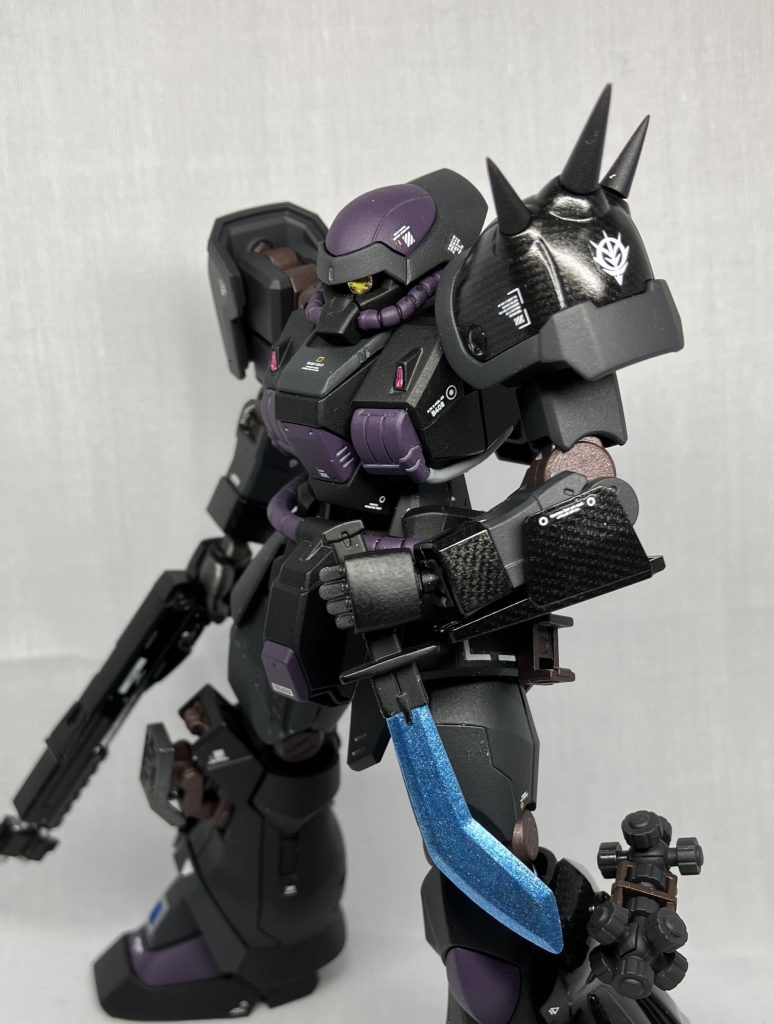 決めポーズナイフの色を青っぽいシルバーにしたかっただけなのに何故か失敗しました笑