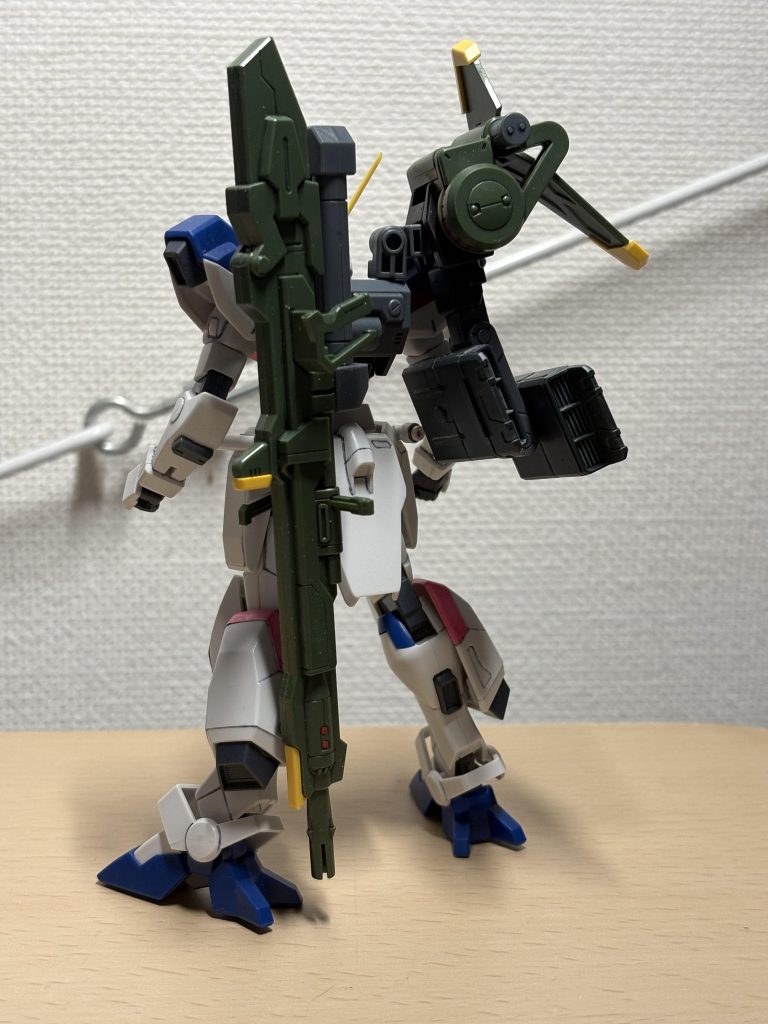 オプションのランチャーストライカーにピンバイスで穴開け。OPセットのバトルアームアームズの関節パーツを噛ませて、旧HGストライクの肩を接続。肘から先はバトルアームアームズのアームを加工して取り付け。アームにはミサイルを取り付けましたが、他の武装に変更も出来ます。