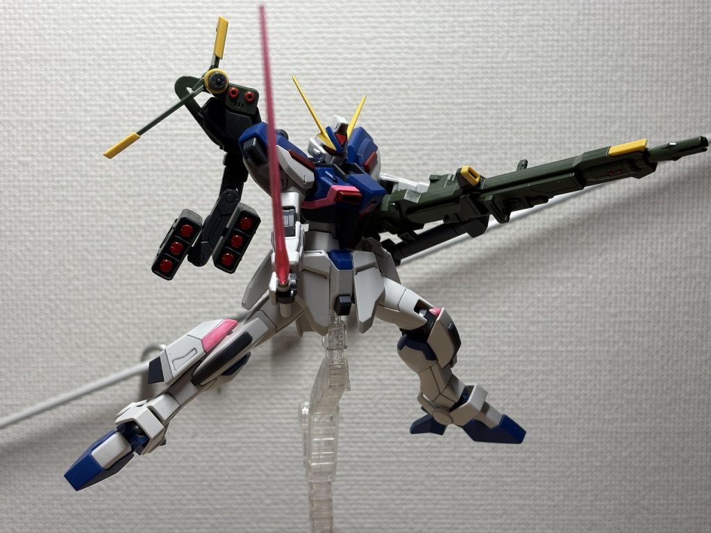 でも、ウィンダムやストライクEを見るに、連合的には『肩にはスラスターを仕込むから、ストライカーパックシステムは背部と腕部武装の換装のみに留める』という考え方らしいwなので、その意気を拾ってみました!