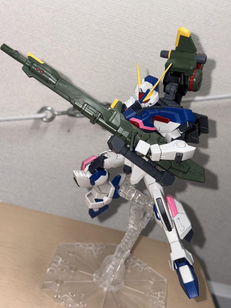 増設したストライクの肩は、形だけ模した廉価版という設定。オリジナルのストライク程の運動性は備えておらず、また求められてもいないだろうしw妄想では、この肩の中にもバッテリーが増設され、弱点だったアグニの使用回数も改善が図られてます!w