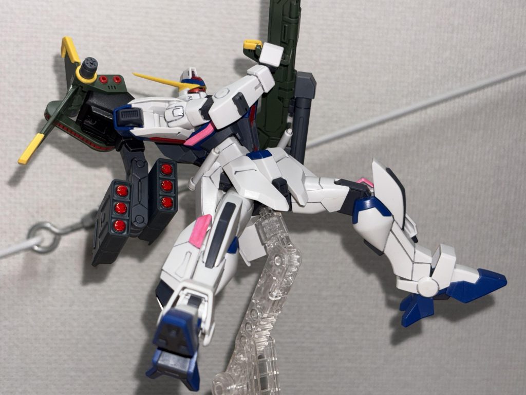 ミサイルは正面に撃つ場合は脇下から。