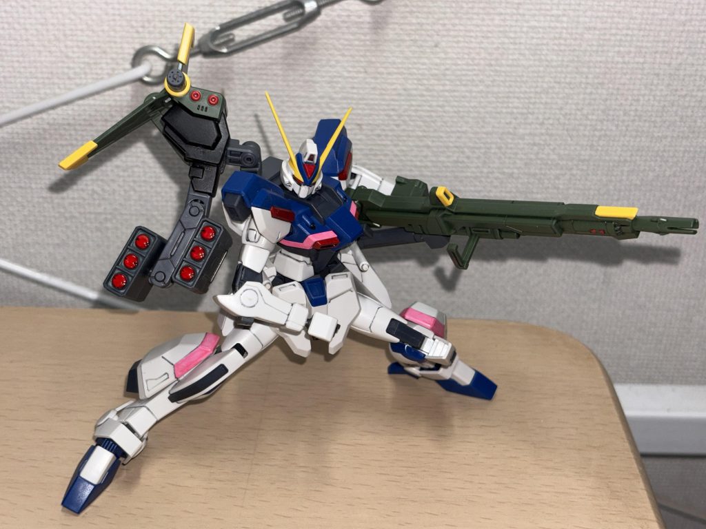 ですが、関節パーツとアームはかなり自由に動くので、機体右側の方へは広い射角を確保。コンボウェポンポッドは90°以上右にも撃てますし、下部のミサイルはやろうと思えば真後ろへも撃てます。なので、この点はオリジナルのランチャーストライカーより優れているかと。