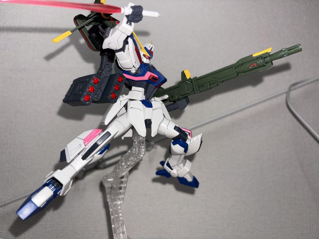 なんか最初の画像と似ていますが、、てか、普通に右手にビームライフル持たせた写真も撮れば良かったなぁと。