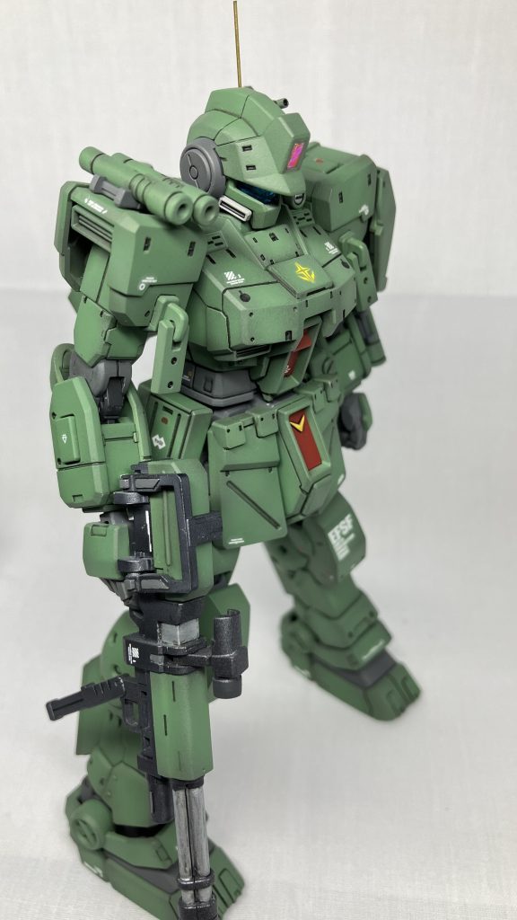 斜め前方よりアンテナを真鍮線に変更、二の腕の一部掘り下げをしてます💦見えないところですが、腰装甲裏のパーツは自作してます！