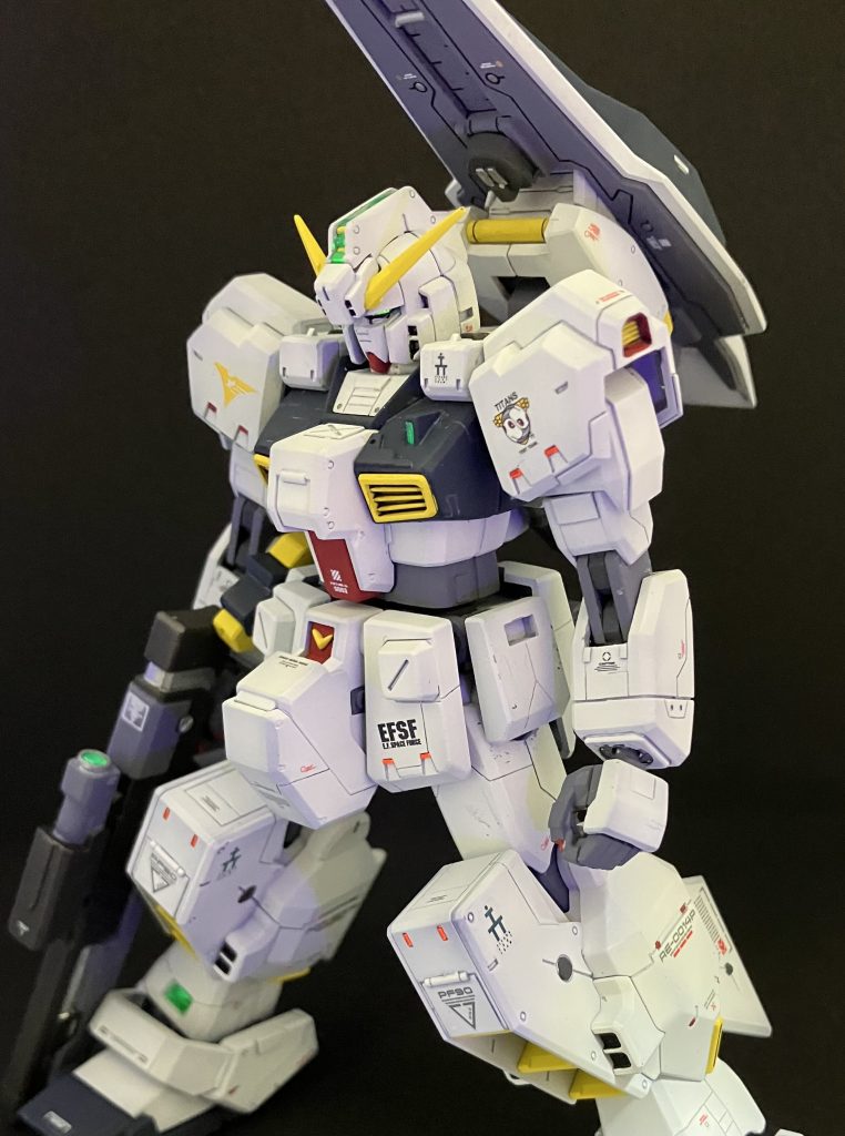 斜め前方より各センサー部分とレッドチップは蛍光塗料で塗装してあるので、ブラックライトで光ります!