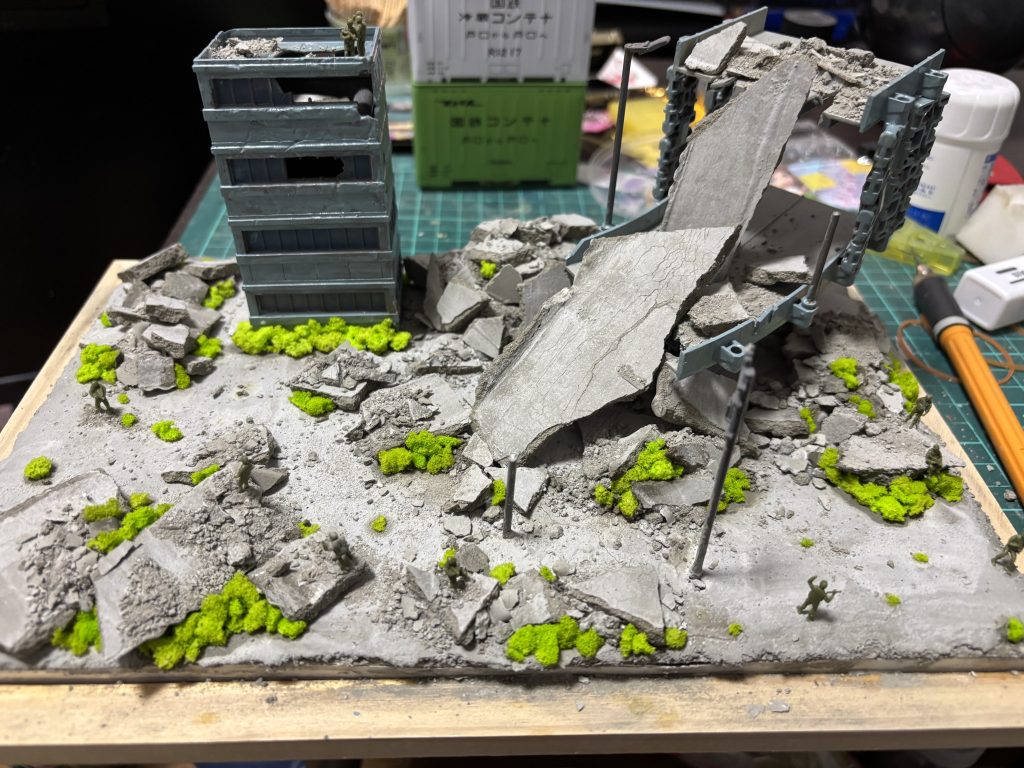 ウェザリングする前のやつです。こっちのが良かったか?と思いつつ既製品のビルとハイウェイがなんか浮いてるように感じで塗っちゃったんですよね