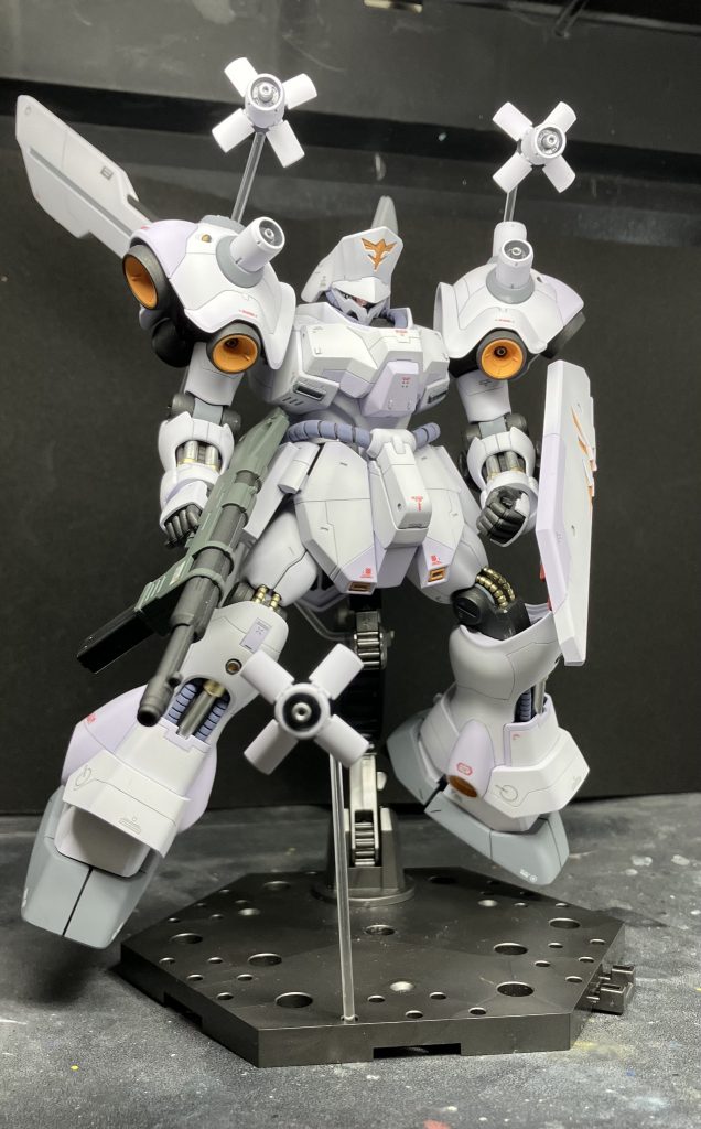 ファンネル展開 曲げられる透明プラ棒をたまたま所持していたのですが、2mm径だったので安定せず💦結果、ファンネル全機展開は諦めました。