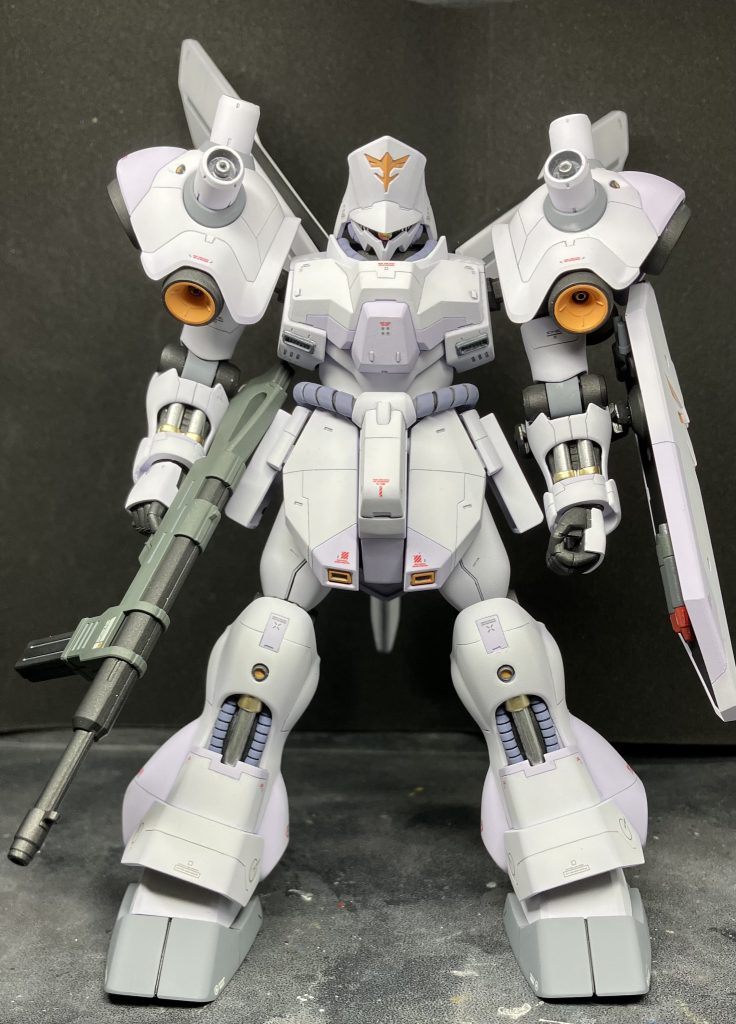 フロント普段の撮影ブースでは収まりが悪かったので、塗装ブースで撮影しました💦汚いですが、ご容赦ください🙇🏻ギラドーガは直感でディテールアップしましたが、バトオペを参考にしたおかげで上手くまとまったと思っています(楽ではありませんでしたが…)。