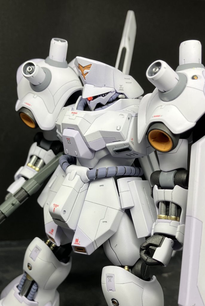 斜め前方モノアイは蛍光レッドで塗装しているのでブラックライトで光ります。