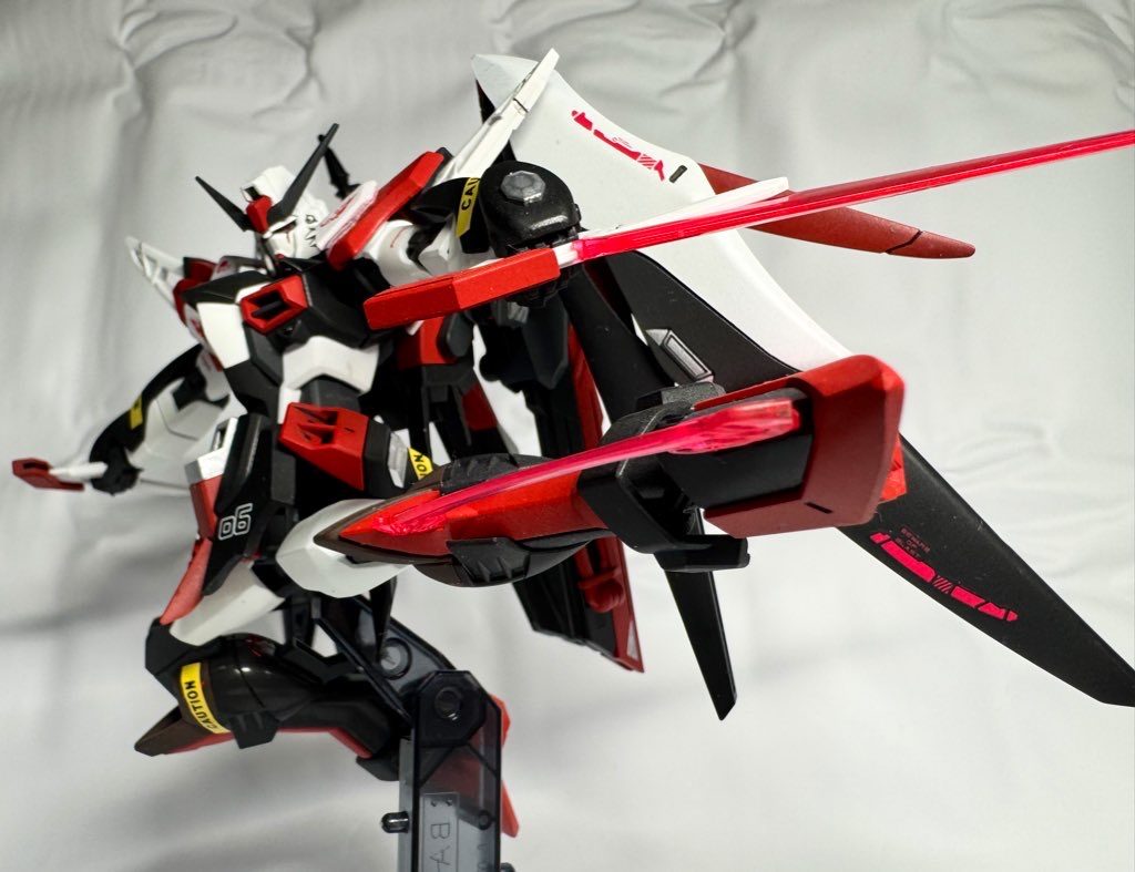 追加されたMMI-S2M5/X カルキトラ ビーム重斬脚単純にヴァリアブルフェイズシフト装甲であってもそのまま蹴り攻撃をした場合の機体への負荷が大きい事もあったのと、過去にビーム重斬脚で脚を破壊してくる奴が居たという実例もあった事から採用された。実際にナイフ使いながら蹴り繰り出す沙花叉にとってはぴったりの武装となった。