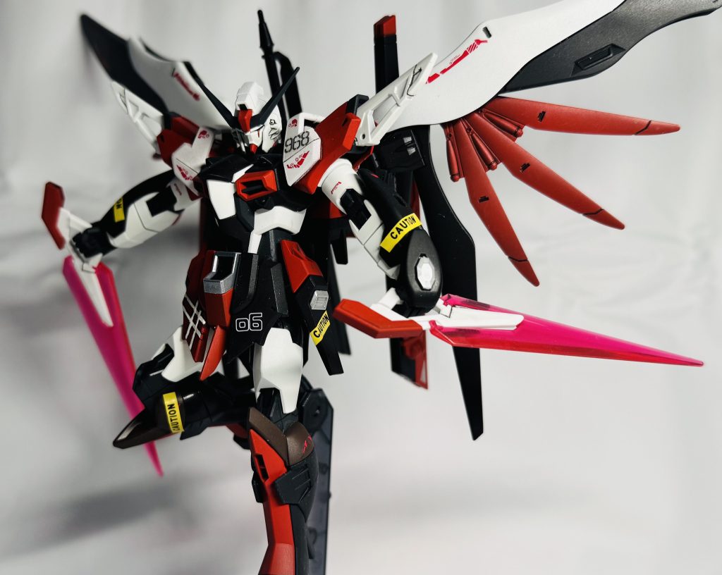 MA-F2D2 ヴィーセルナーゲル ビームブーメランリアスカートに装備された装備でブーメランとしても使用できるがフラッシュエッジでブーメランに関しては用が足りてるのでこっちは主に近接専用の武器として使用アロンダイトをビームシールドで白刃取りしたMSがいたという実例があるので追加装備として検討された。敵により破壊もしくは無力化された場合に使用できる。が取り回しが良すぎてほとんどこちらが使用される。攻撃時以外はビーム刃を収納、使用時に即展開可能