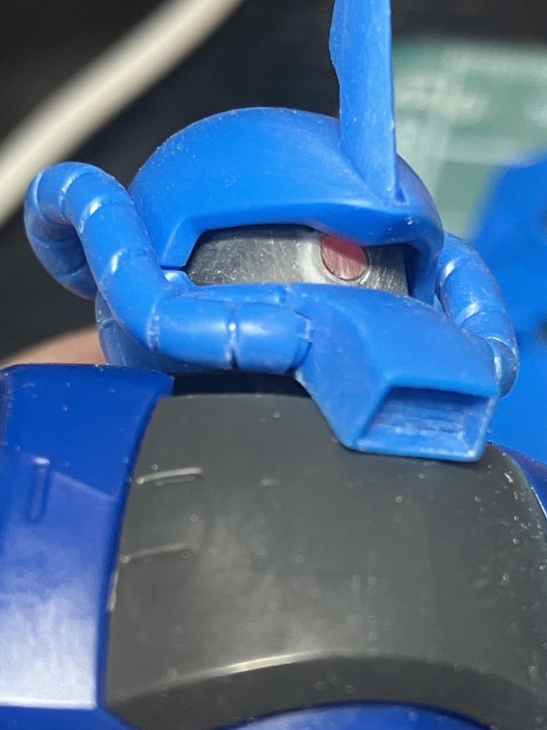 モノアイの加工。3ミリ穴を開けて、waveのアフターパーツ埋め込み。クリア部はビームサーベルの余りパーツをライターで炙ってテーパーをつくり、埋め込みしてます。