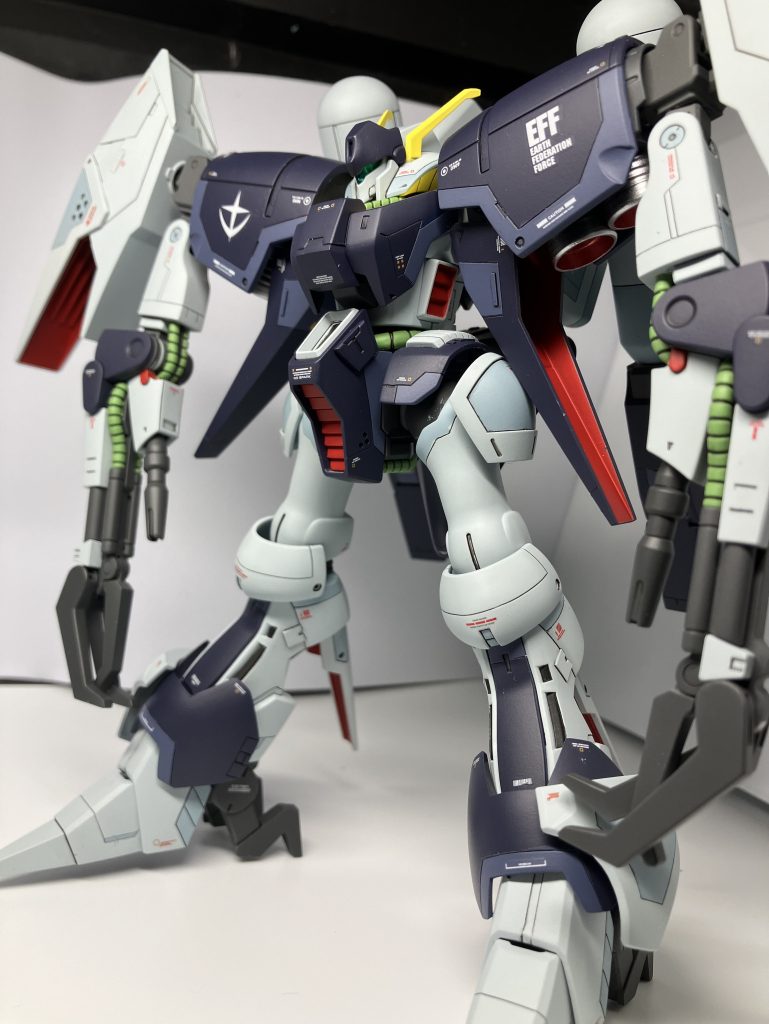 斜め前方より爪は独立可動しますが、保持力を下げてまでやる意味はなかったです…肩のEFFはもう一回り大きいものがあればよかったんですが💦