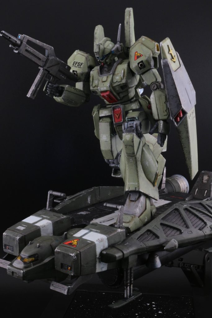 ジェガンの足裏とベースジャンパーにはネオジム磁石を仕込んでいるので、立ち膝姿勢でも安定性が向上しています。