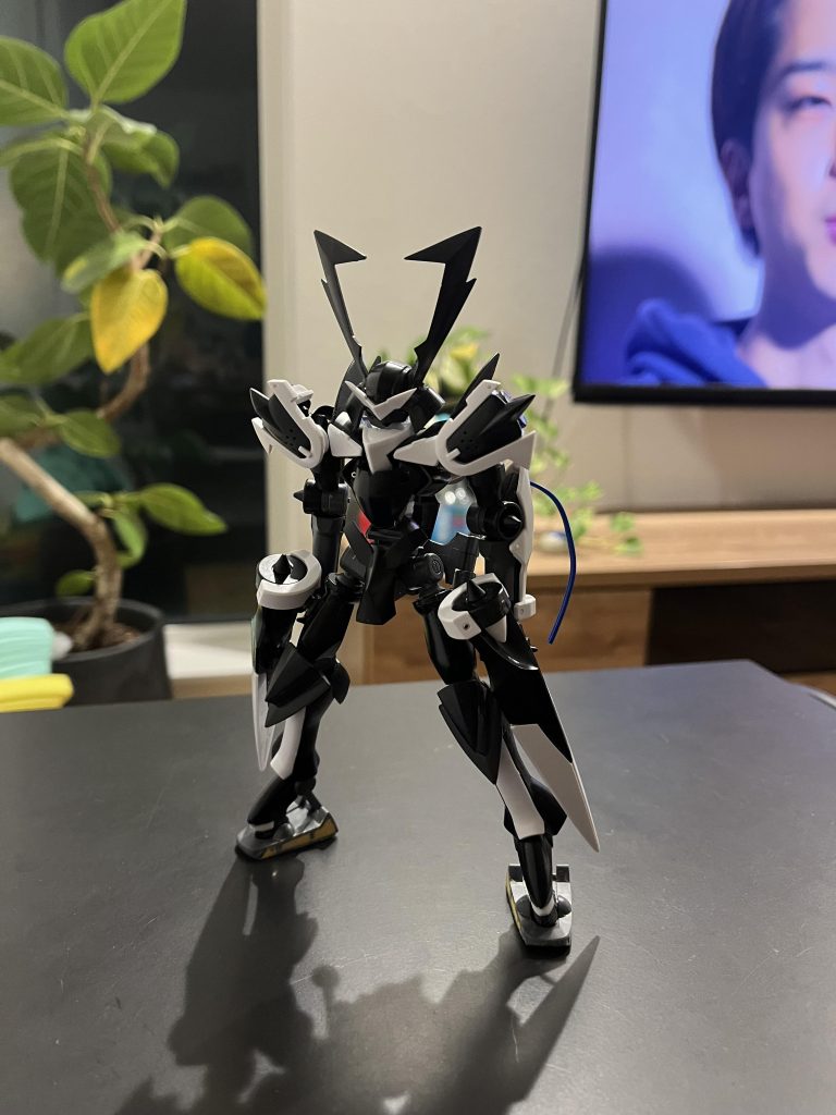 塗装前これまで作成してきたガンダムタイプやジオン系の機体と違ったデザインだったので新鮮でした！00ならスローネアインかデュナメス系が好みですがオーバーフラッグも制作したくなってきましたーキットが手に入ったら作ろうかな 