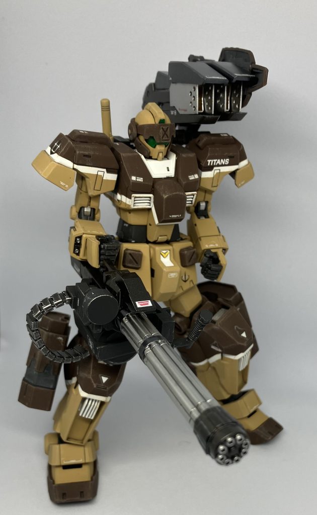 斜め前方よりガトリングはペイルライダーのものを流用するだけのはずが、後部を延長したり、持ち手の基部を加工したりと余計な手間が💦弾倉の位置も二転三転しました(苦笑)