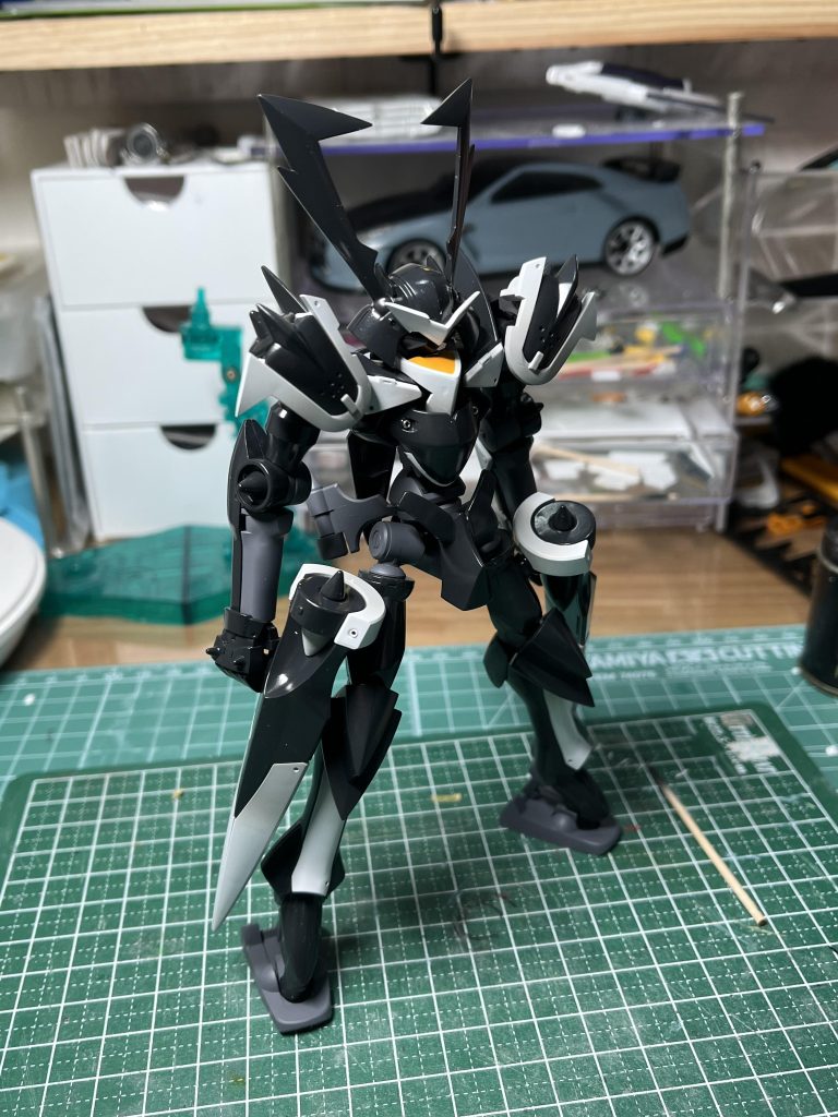 ●使用塗料本体（黒）：Mr.カラー ミッドナイトブルー本体（白）：ガイヤカラー　ニュートラルグレーⅠ本体（黄）：Mr.カラー キャラクターイエロー（+オレンジ少量）武装（黒1）：ガイヤカラー スターブライトシルバー関節：メカサフ ヘヴィトップコート：Mr.カラー　スーパースムースクリア（つや消し）色数もパーツも少なかったので塗装は楽白いパーツにて薄いグレーにてグラデーションをかけてみましたが全然目立ちませんでした。あまり濃くしなくなかったので気持ち薄めで調色してました。