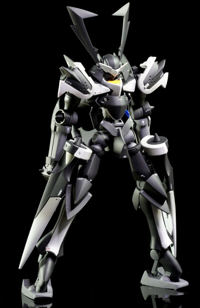 シュットしててカッコいい！各所のGNドライブっぽいスパイク状はシャープ化さぼってます。それ以外はしっかりシャープ化してます！サイドスカートを切り離して、足の側面に移植そのことで定位置より前方向かつ下に移動しているので足が太く見えガッシリした印象にもつながっています。