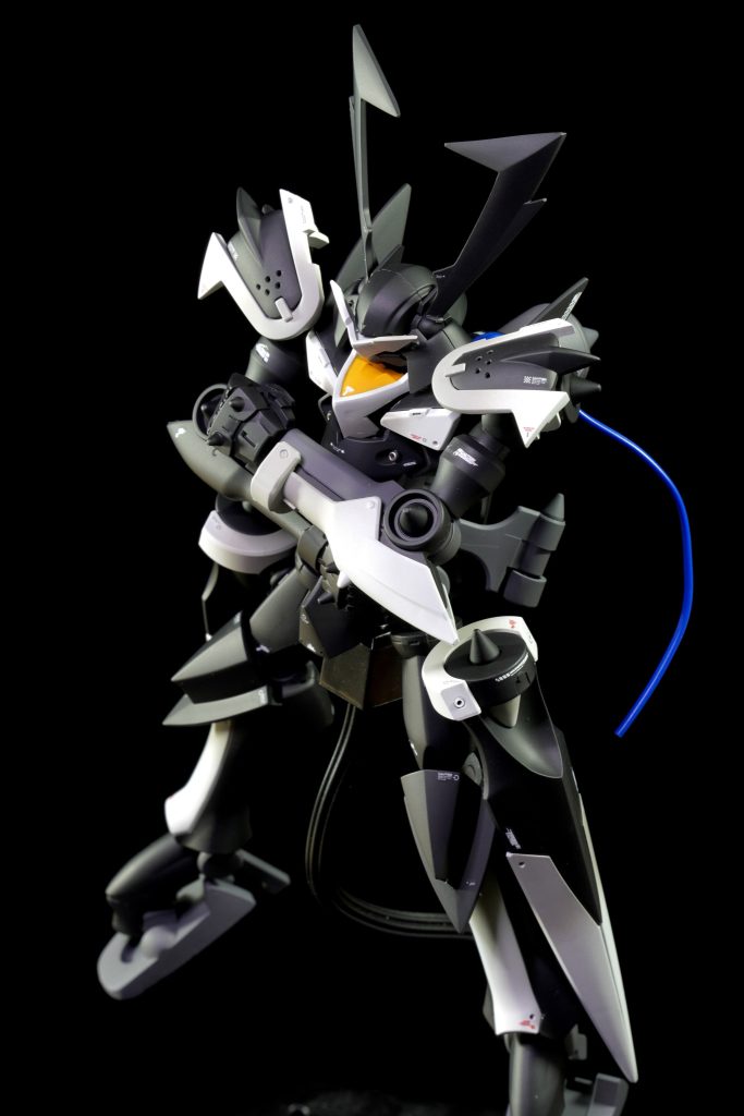 ↑このポージングが一番気に入ってます！各部シャープ化しております尖ったデザインが多様されてるんですが、すべて丸くなっているので目立つ部分だけヤスってエッジだししております。最近工作が丁寧になったのか、パーツ分割が大きいから気になるのか、しっかり処理したくなっちゃうやり始めると時間が溶けるように過ぎていきますね、、 