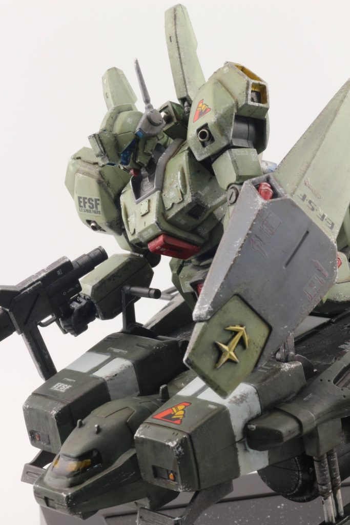 ジェガンがスタイルも若干変更し、首や膝関節をプラ棒を挟み込んで簡単延長。シールドの連保マークはビルダーツパーツを利用。両肩等には100円ショップのカシメ玉を埋め込む等しています。