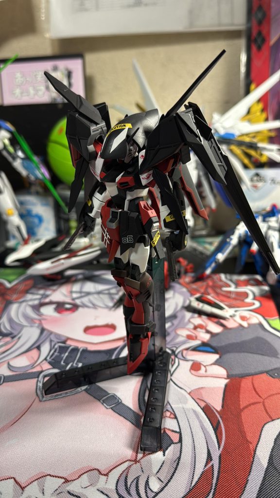 即塗装開始表面に黒、裏面にモンザレッドを使用単調な塗り分けだけになってます。前回使用したcautionシールと白色のシールを切り抜いてシャチの模様入れて沙花叉のフードをモチーフに。(リボン付ける案もあったけど試しにつけたら合わなかったから没に)