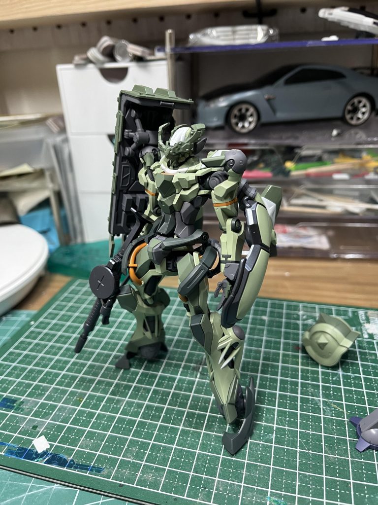 スパイクショルダーの接続軸が折れました、、、両肩とも磁石での接続に変更することに右肩（シールド）は軸接続　たぶん稼働させたら折れると思います。ジークアクスの側の丸いパーツに磁石を仕込んでポロリをなくしております。