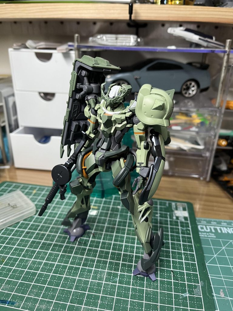 両肩つけるとアンバランス過ぎる気がしたので足を追加で延長しております。足のスラスターにボールジョイント受けを入れてるだけなので好みで取り外しも可能となっております。※固定していないので若干動く　自立は余裕でできますこのあと追加した足も塗装してますー