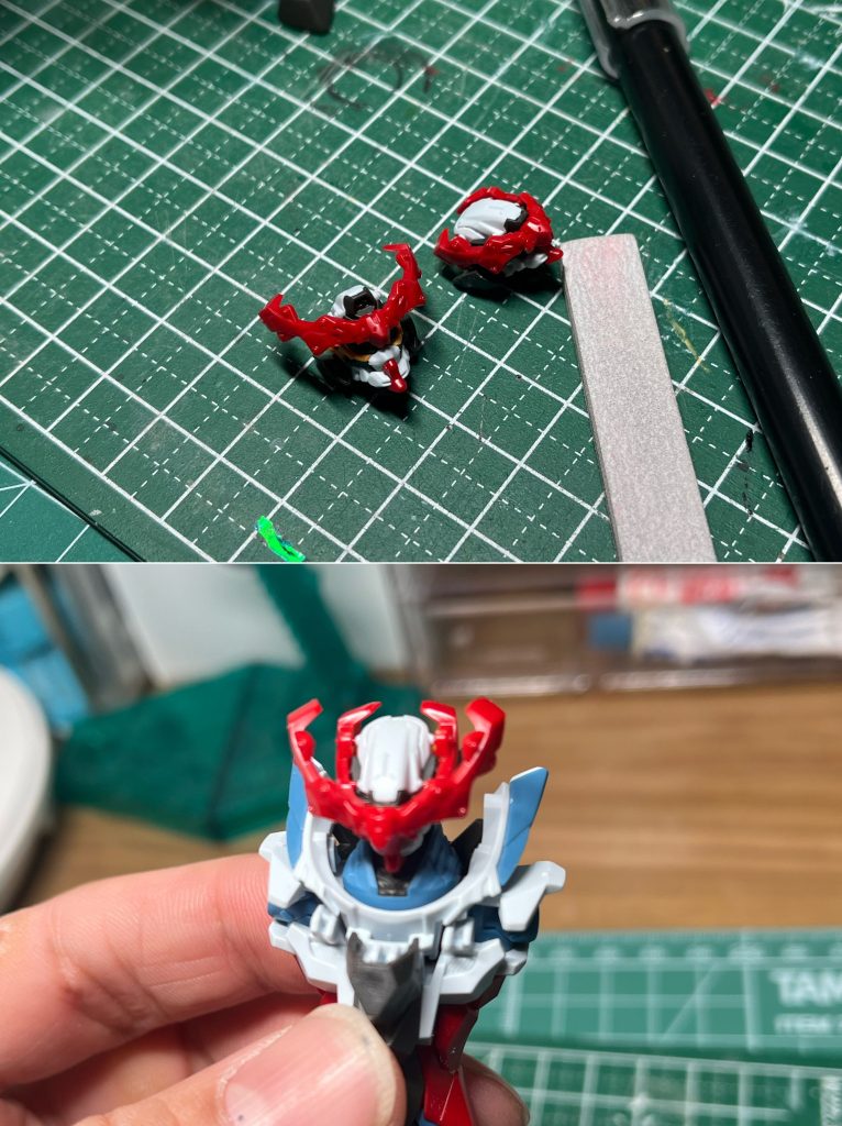 今回、顔が2個付属フェイスオープンしてる方があまり好みでなかったのでアンテナを拝借し、ダブルアンテナへと変更工作しました。