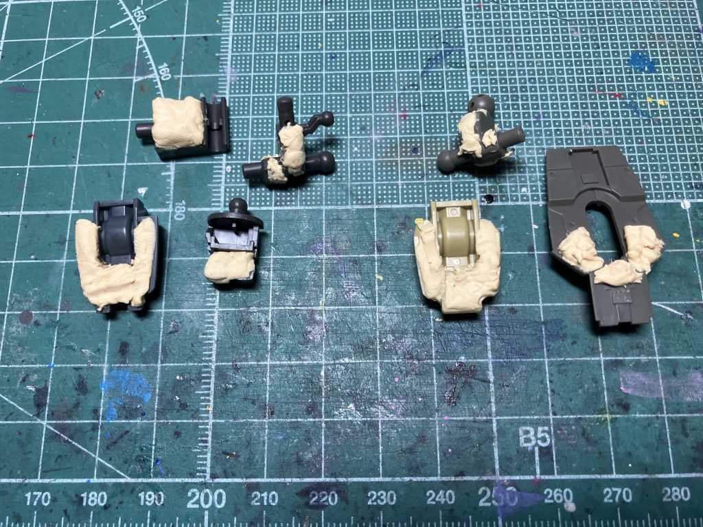 途中の工程は製作ストーリーにも載せていましたがこちらでも改めて。 デミバーディングと並行していたので一部の工作は共通しています。つま先と足首関節、握り拳、肩スラスター基部の裏は肉抜き穴が目立つのでエポキシパテで埋めています。