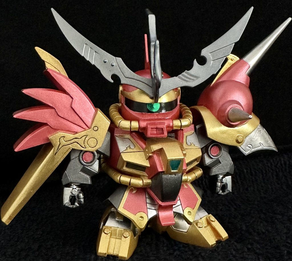 魔殺駆モード。レッドはメタリックレッド、ゴールドはラフゴールドを使用しています。特に難しかったのが、角部分をメタルブラック風にすることでした。黒鋼の鳳角といいます。