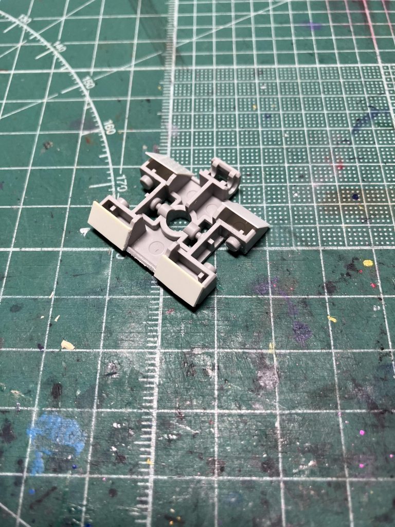 フロントアーマーが腰前面のくぼみに引っかかりやすいなと感じたのと、正面から見たときに隙があると思ったので0.75mmプラ板でフタをしました。後ろはリアアーマーとの干渉を加味して0.3mmプラ板を使っています。 なお正面側は当初左右をつなげてしまっていましたが、前屈できなくなるので慌てて中央の開口部を復活させました。