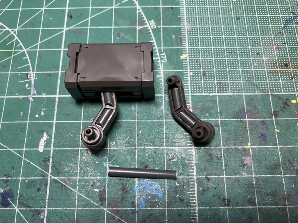 ミサイルポッドのアームの肉抜きは半円形のランナーで埋めてみました。代償としてポッド側の開口部を削り込むハメになりました...また外側に丸穴が開いていたのでカスタマイズマテリアル付属の丸いフタパーツで塞いでいます。