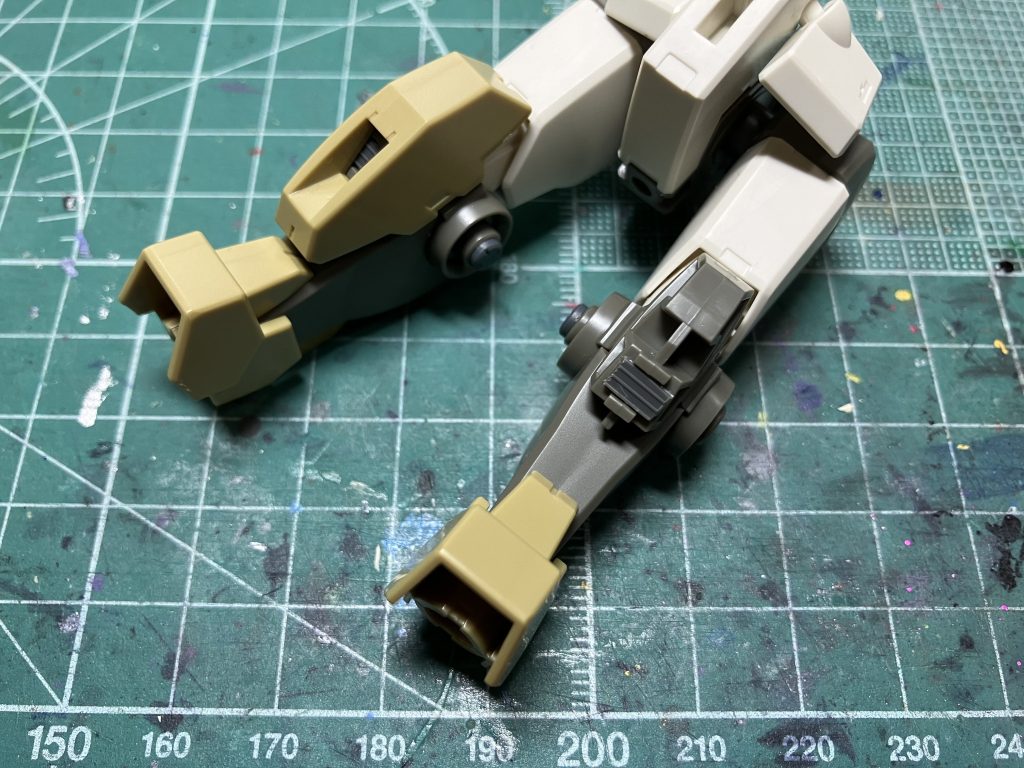 膝のバーニア内にはコトブキヤのMSG「メッシュプレート」を貼ってディテールアップしました。