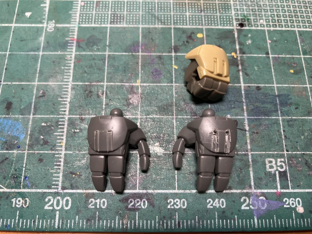 デミバーディングの手甲にはフィストバルカンがあるので、ゴッドハンドのビットブレード(平)1mmで彫り込んでみました。