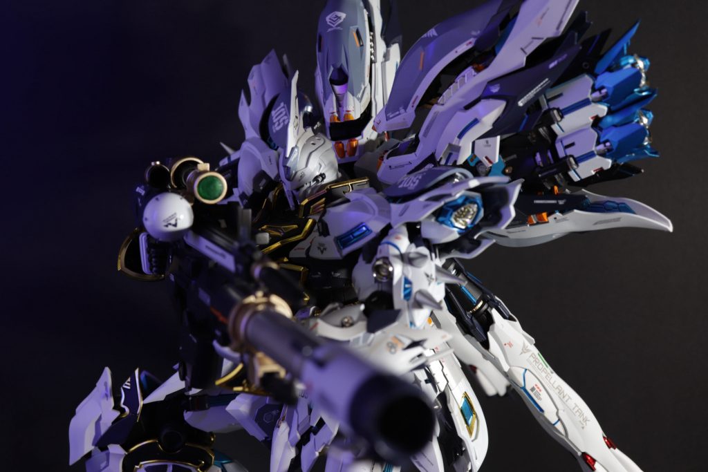 彼女さんから「これは誰が乗ってるの？」と言われ..ブライトさん..？と思わず出てしまいました笑と、いうのも最近までガンダムの時系列もいまいち分からず職場の人といろいろ話してたのですがブライトさんってなんなんですか？どの話にも出て来るけどって話してて「あれはガンダムの主人公やん。宇宙世紀にほぼ全部出てるやんか。」「え、アムロとかカミーユでしょ？笑」「ちゃうちゃう、ブライトさんが主人公のアニメやん」「wwwwwwwwwwww」って返しに爆笑しててそれで思わず出てしまったんでしょうね😅まぁ、こんな盗み合いの改造しまくりでややこしい機体ブライトさんなら実は乗れるかもな。で見てくださいwだからこれはブライトさん専用機です。