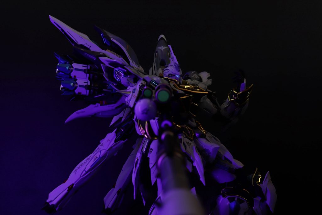 モノアイとスコープのレンズは蛍光塗料で塗ってます。