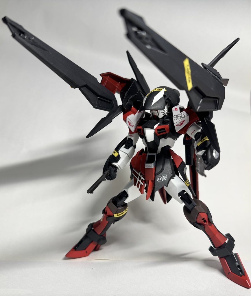 収束荷電粒子砲『オルカキャノン』攻撃対象の拠点や戦艦、MSの大群に対して使用できるイミテイトの両肩に装備された二門の超高火力兵装チャージに多少時間がかかるが超高威力の粒子砲を放つことができ、どんな硬質な装甲やVPS装甲、ビームを拡散させて無力化するフェムテク装甲ですら貫ける。欠点としては元々隠密行動用装備のためそこまで火力面に対して改造を施されていない為オルカキャノン一撃でジャミング装置の回路が焼き切れてしまうため一発しか放つことができない事、そしてジャミングが使用出来なくなるため発射=敵にここに居ると位置を公開するに等しい事が挙げられるので使用するタイミングが非常に限られてくる。