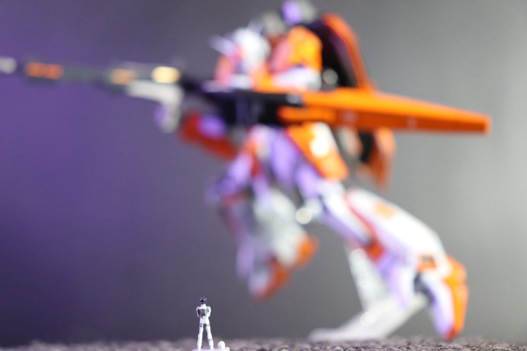 実はこれ手前にカミーユいます。フィギュア付きだったので塗ってみましたこの後ろ姿は怒ってる感じ出て良いですね🤣 ごめんカミーユ次は絶対ちゃんと作るから😅🙏ここまでご覧いただきありがとうございました😊