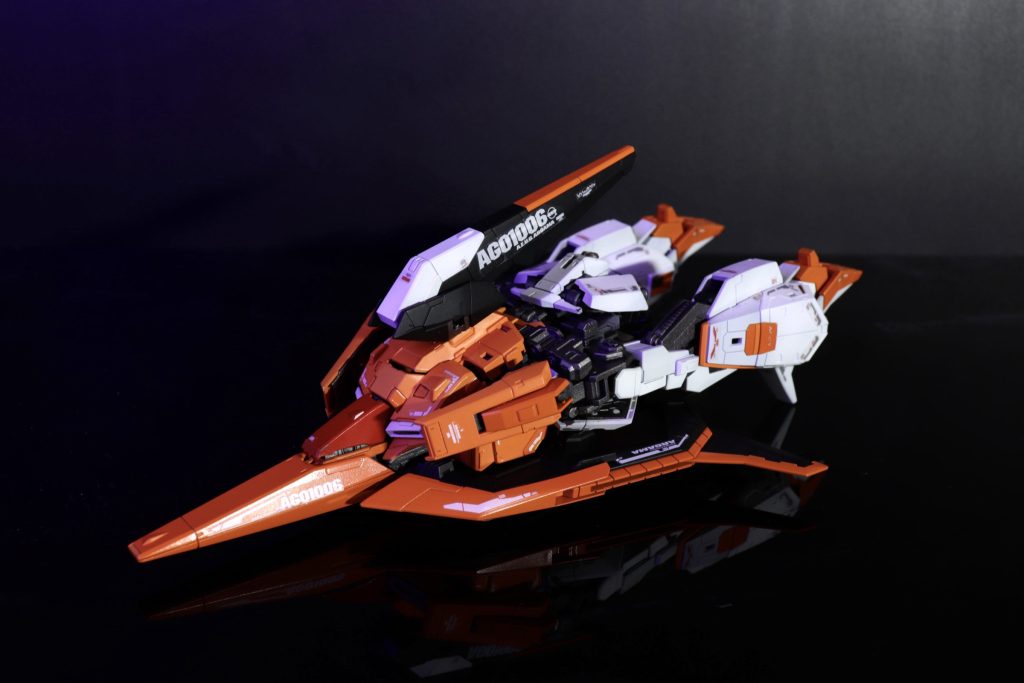 せっかくなので塗装ハゲ覚悟でウェーブライダーモード☀️あってるのかな?でやってましたが今見るとかかと浮いてますね😅覚悟はしてましたが塗装ハゲが本当にエグいwが、作るのは前回のシナンジュ のせいかかなりサクサクで楽しめました!でも、変形はオススメ出来ません😓