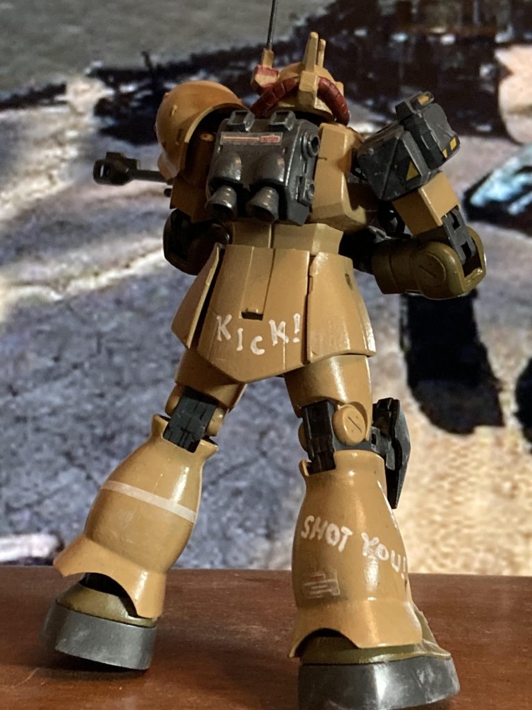 今回は手書きマーキングと、デカールの併用です。