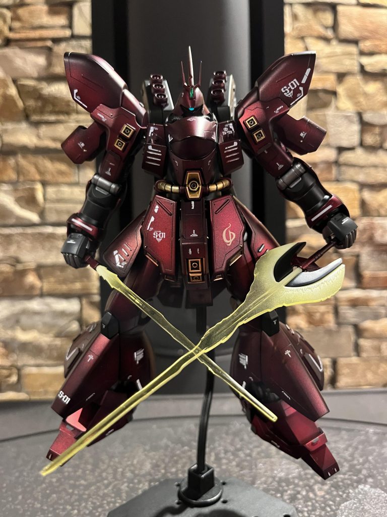 お次はモノアイをブラックライトで光らせてポージング!